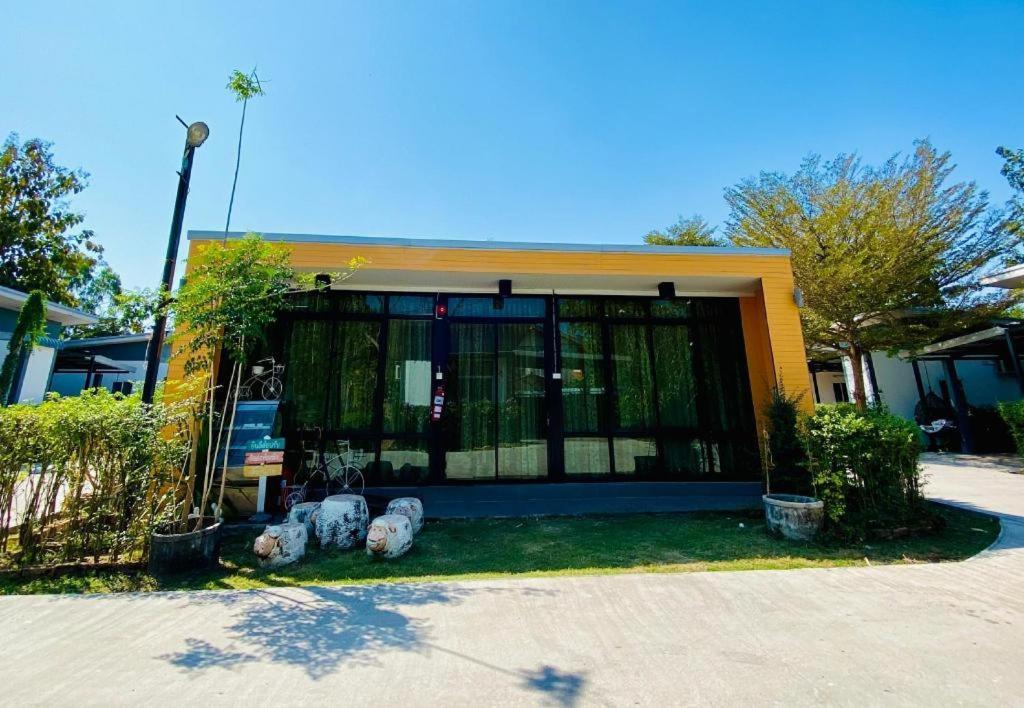 Sixty-Nine Resort Nakhon Phanom Exterior foto