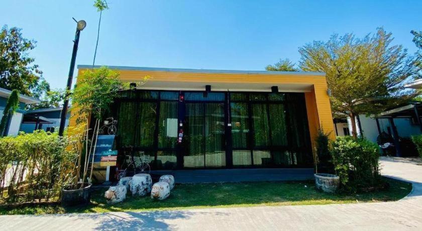 Sixty-Nine Resort Nakhon Phanom Exterior foto